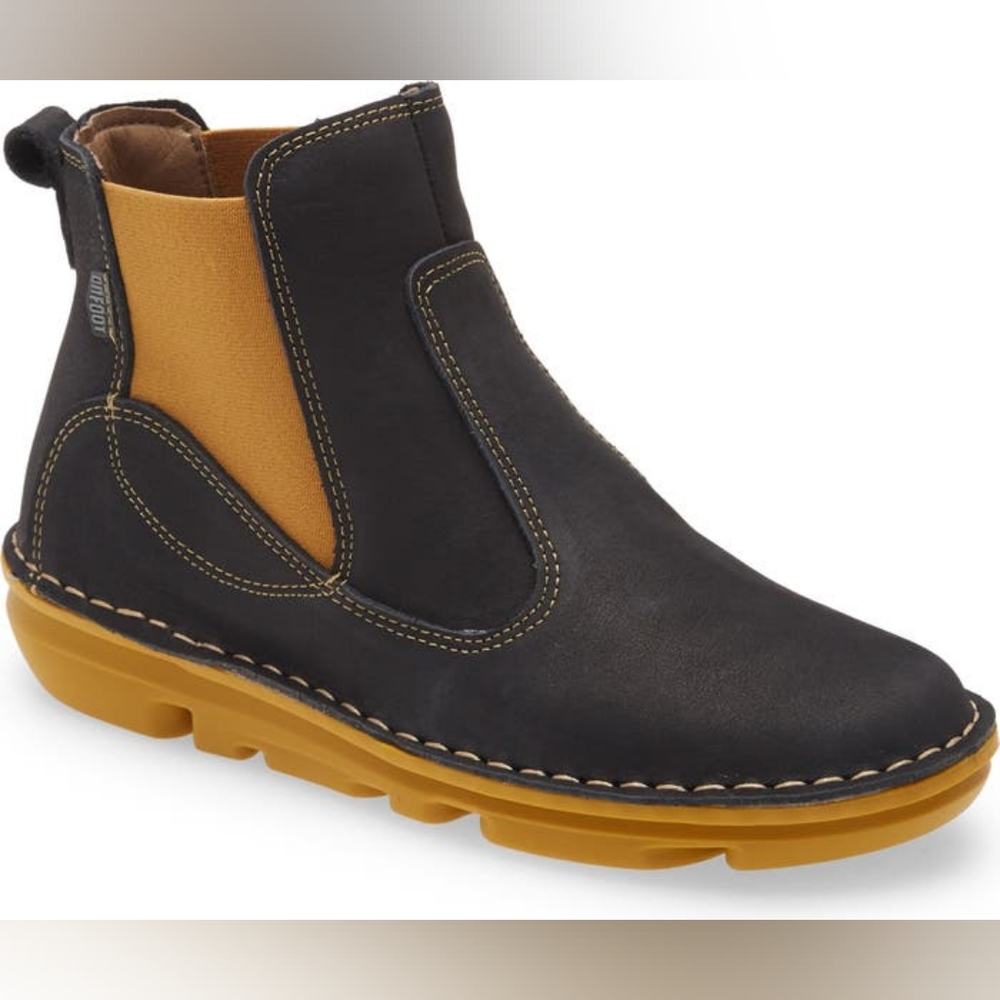 On foot Chelsea boot black and tan size 36 (6) NWT no box